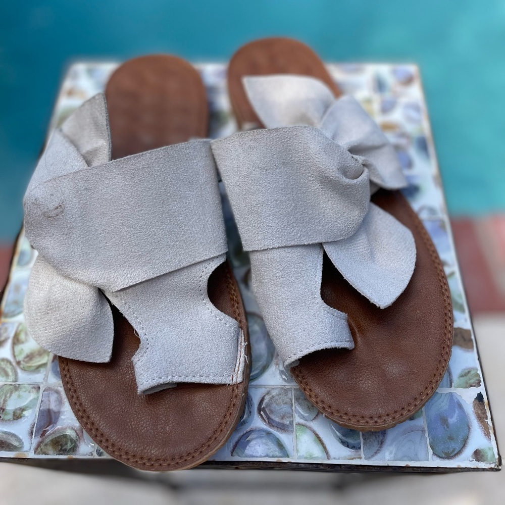 White knot toe strap slide sandals.
